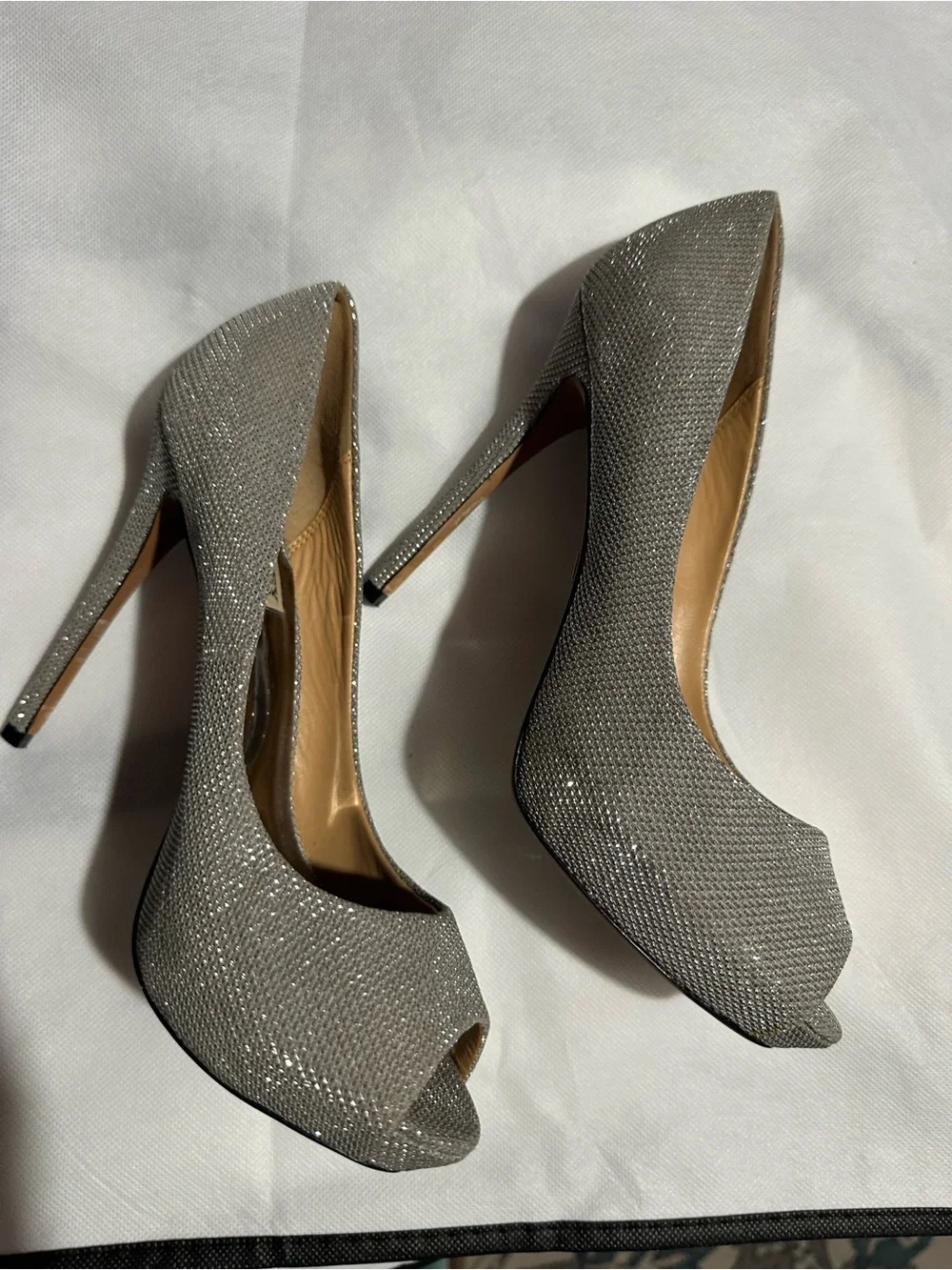Badgley Mischka drama Silver Glitter Peep-Toe Pumps 8.5